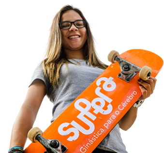 Jovem segurando um Skate