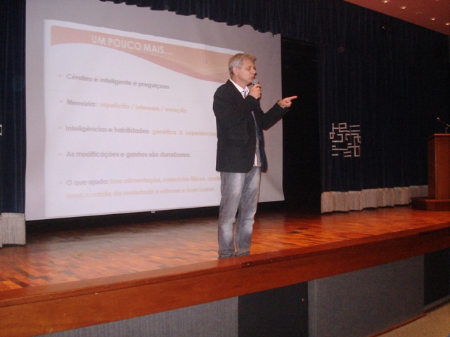 Palestra sobre exercicios para o cerebro reune 250 idosos