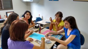 Em sala de aula, Celma participa dos momentos de dinâmicas e jogos em grupo
