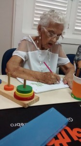 Dedicada as aulas do Supera, Lucinda faz o que mais gosta, colorir.