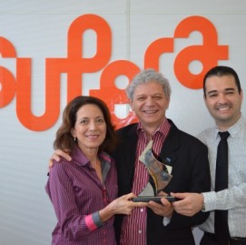 Os diretores Victor Rocha (&agrave; dir.) e Liliana Aragon (&agrave; esq.) celebram o pr&ecirc;mio ao lado do presidente fundador do Supera, Antonio Carlos Guarini.