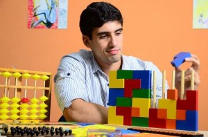 Jovem aluno do Supera Três Lagoas exercita o cérebro com parede colorida