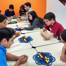 Alunos Supera Bacabal (MA) jogam Off Board para treinar o raciocínio