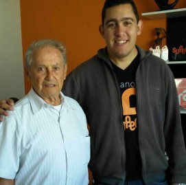 Aluno Giovanni ao lado do educador Supera Thúlio