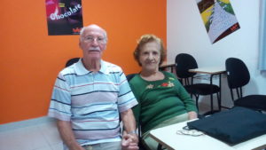Dona Fátima e Sr. Jayme Paulillo estão sempre juntos, inclusive no Supera, praticando estimulação cognitiva