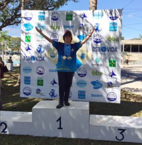 Mar&iacute;lia de Melo, que faz gin&aacute;stica cerebral no Supera Salvador Garibaldi (BA) soma hoje mais de 800 medalhas aos 79 anos 