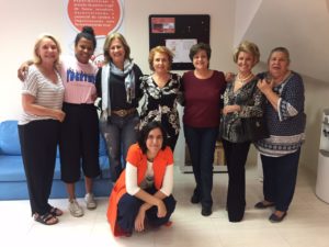 A atleta Jéssica Santos posa com turma do Supera Brigadeiro, na capital paulista