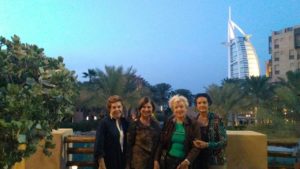 Célia Regina (a 1ª, da esquerda para a direita) em Dubai com amigas