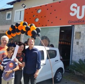 Antônio Carlos Perpétuo, presidente fundador do Supera, entrega chaves do carro para o ganhador Arthur, ao lado de Mary e Israel Holanda, franqueados do Supera Goiânia Nova Suíça