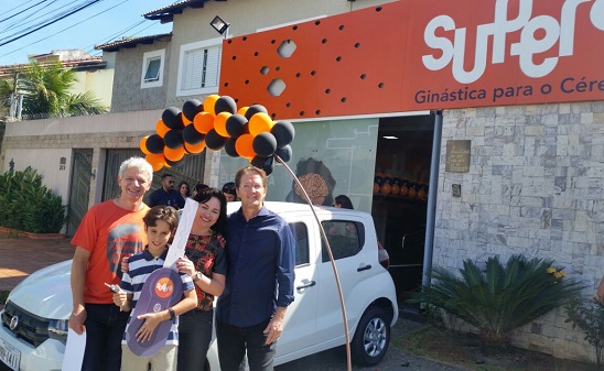 Ant&ocirc;nio Carlos Perp&eacute;tuo, presidente fundador do Supera, entrega chaves do carro para o ganhador Arthur, ao lado de Mary e Israel Holanda, franqueados do Supera Goi&acirc;nia Nova Su&iacute;&ccedil;a