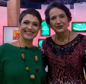 Célia Regina, aluna do Supera Santo Amaro, ao lado da apresentadora Sandra Annenberg