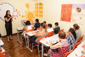 Pessoas fazendo estimulação cognitiva