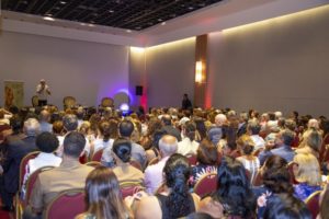 Ant&ocirc;nio Carlos Perp&eacute;tuo em palestra para audit&oacute;rio lotado no Rio Othon Palace, em Copacabana (RJ) 