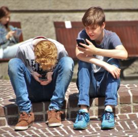criança sofre de tdah - atenção ao celular