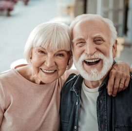 Casal de idosos abraçados e sorrindo