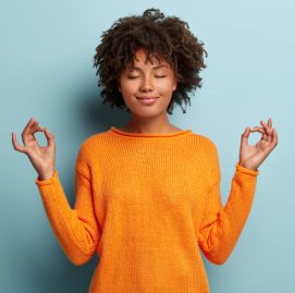 Mulher em posição de meditação