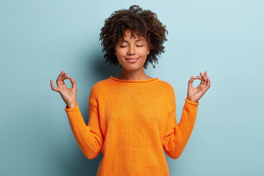 Mulher em posição de meditação