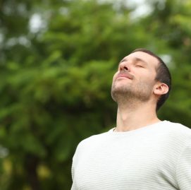 Homem respirando em um parque