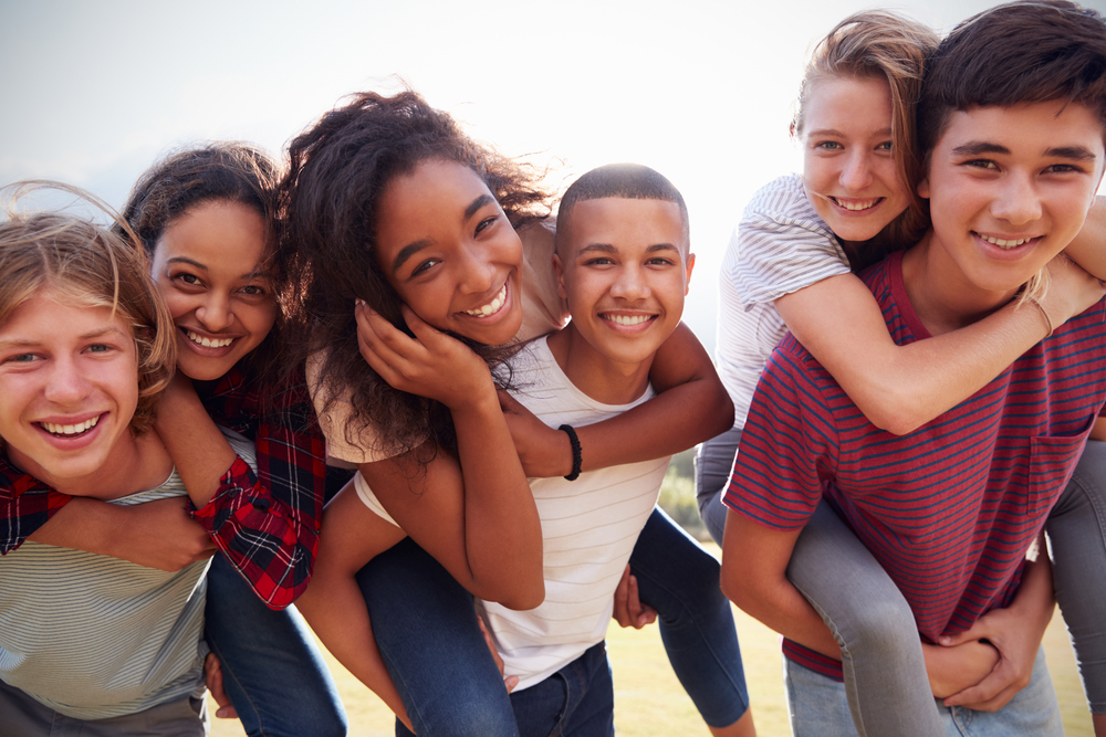 A estimulação cognitiva durante a adolescência também é muito importante. Na imagem, 6 adolescentes se divertem.