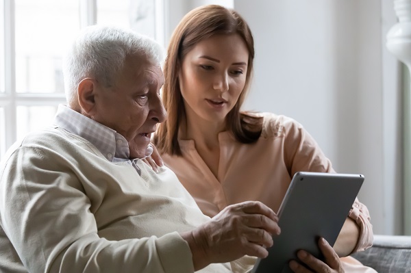 A importância do letramento digital para idosos institucionalizados - Supera - Estimulação Cognitiva