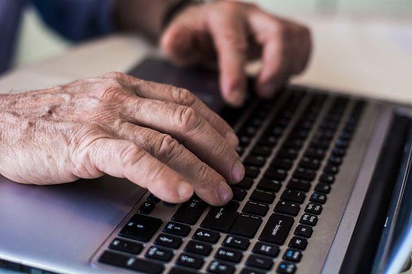 A importância do letramento digital para idosos institucionalizados - Supera - Estimulação Cognitiva