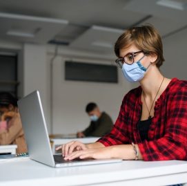Menina estudando no computador