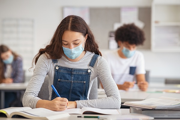 Mulher estudando para melhorar a memória