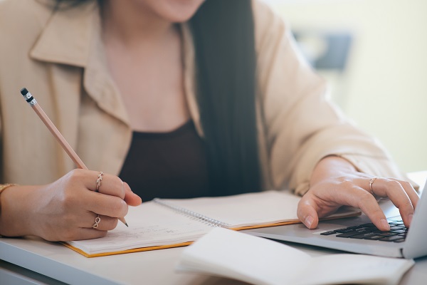 Mulher estudando para melhorar a memória