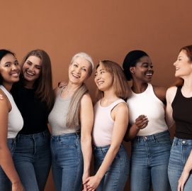 Mulheres de várias idades sorrindo uma ao lado da outra