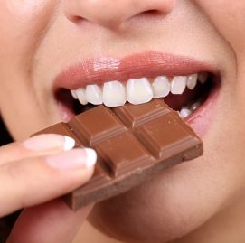 Mulher em close come chocolate