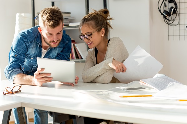 Um homem e uma mulher juntos no ambiente de trabalho