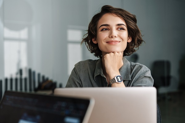 pessoa sorrindo no ambiente de trabalho