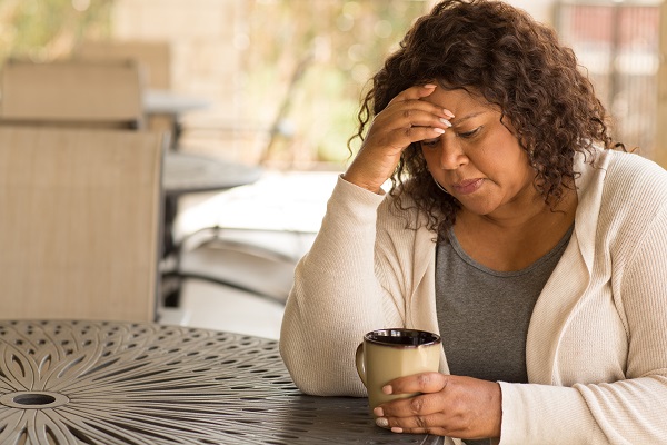 Mulher pensativa na perimenopausa