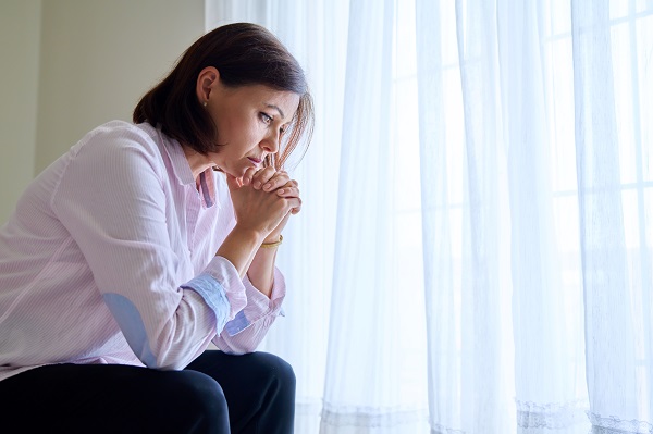 Mulher preocupada com declínio cognitivo na perimenopausa