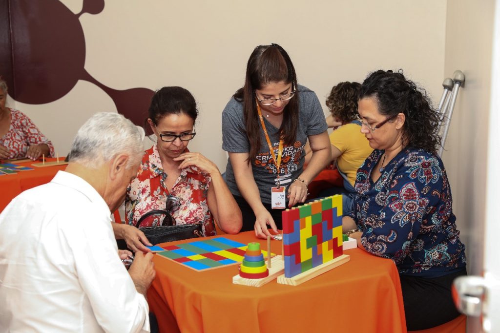 Mulher ensinando Estimulação Cognitiva