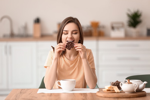 mulher comendo chocolate