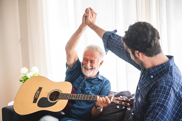 Qual &eacute; o beneficio da m&uacute;sica para idosos