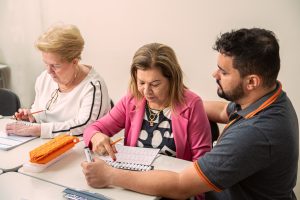 Idosas fazendo ginástica cerebral.