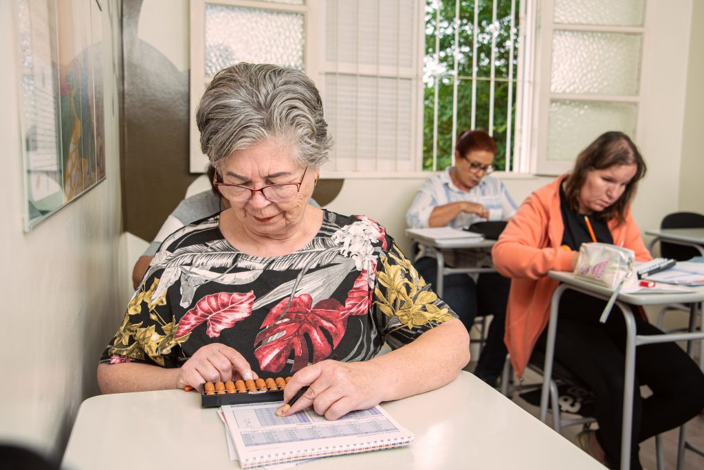 Idosa fazendo ginástica cerebral