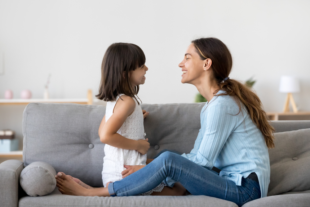 Mãe conversando com a filha.