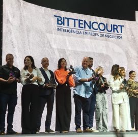 Bárbara Perpétuo recebe premiação Supera, uma franquia ousada e inovadora.