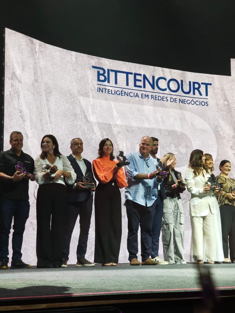 Bárbara Perpétuo recebe premiação Supera, uma franquia ousada e inovadora.