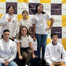 Parte da equipe do Santos Xadrez