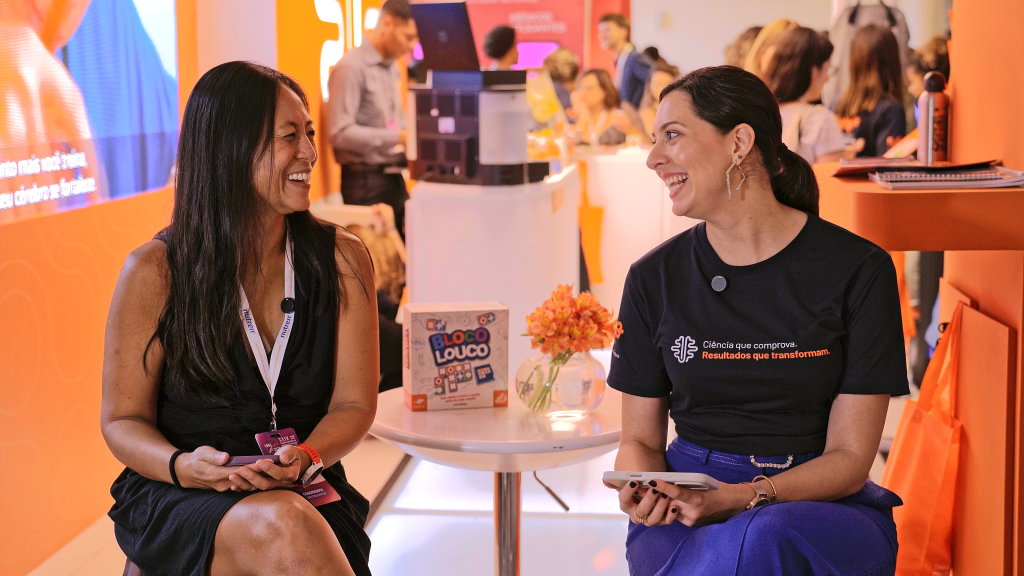 Lilian Liang e B&aacute;rbara Perp&eacute;tuo conversam no estande do CBGG