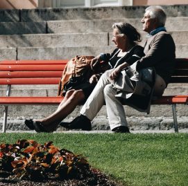 Idosos tomam sol no jardim